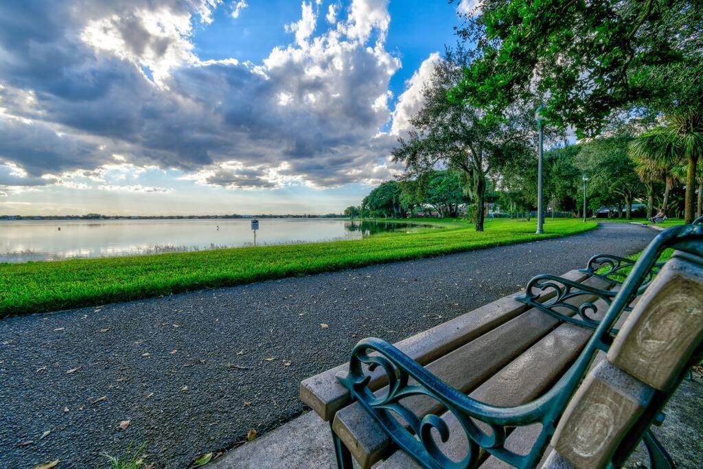 Tropical Beach & Lakefront Home ウェストパームビーチ エクステリア 写真