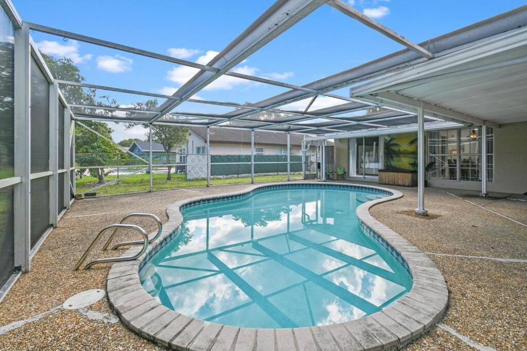 Tropical Beach & Lakefront Home ウェストパームビーチ エクステリア 写真