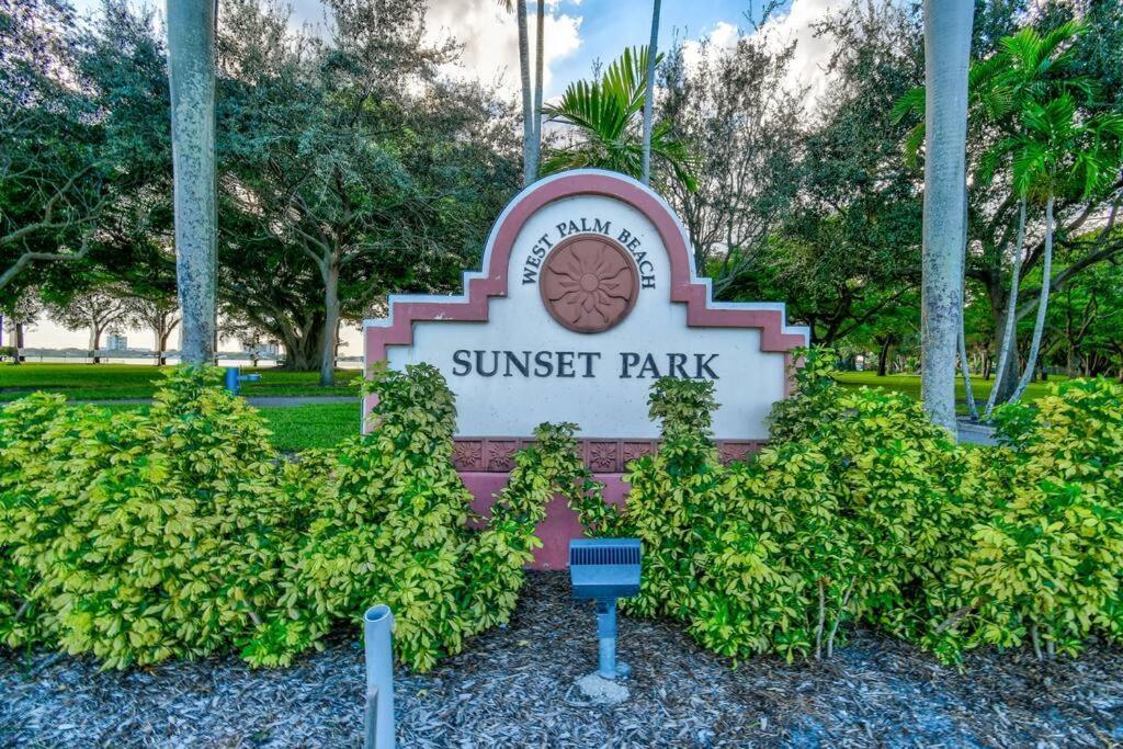 Tropical Beach & Lakefront Home ウェストパームビーチ エクステリア 写真