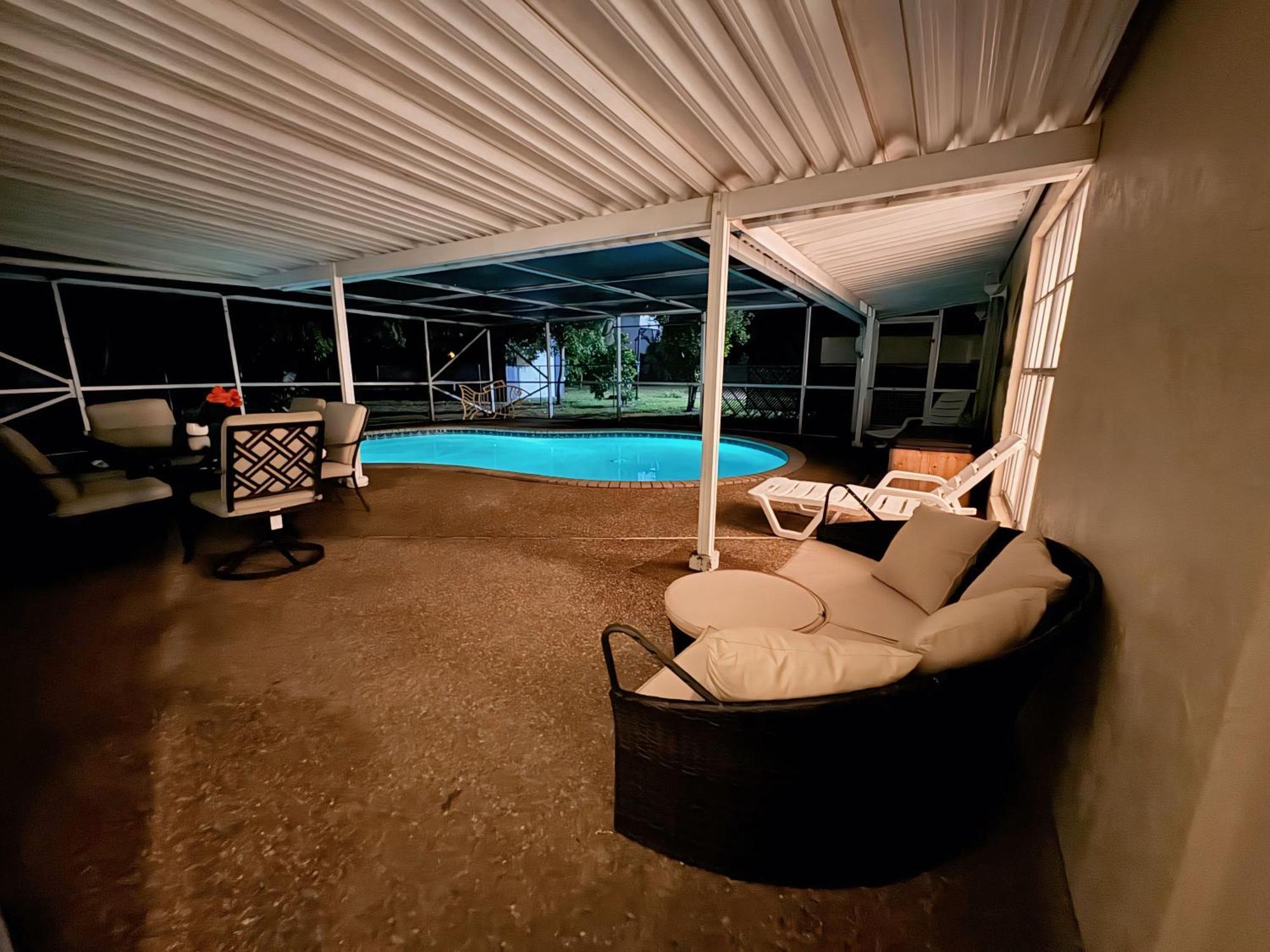 Tropical Beach & Lakefront Home ウェストパームビーチ エクステリア 写真